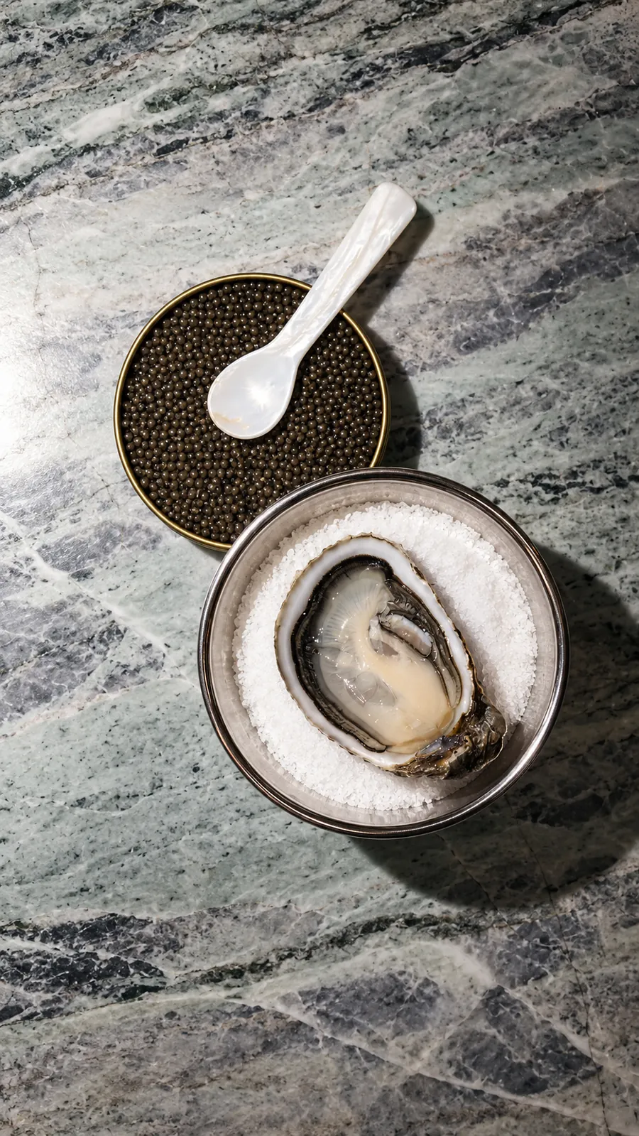 Huître fraîche et caviar servis sur une table en marbre